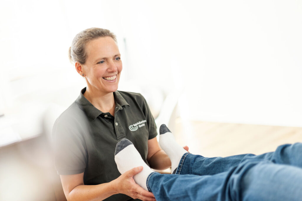 Cranio-Therapie and den Füßen & Beinen von Monika Vinke mit einer Patientin, um Spannungen zu lösen