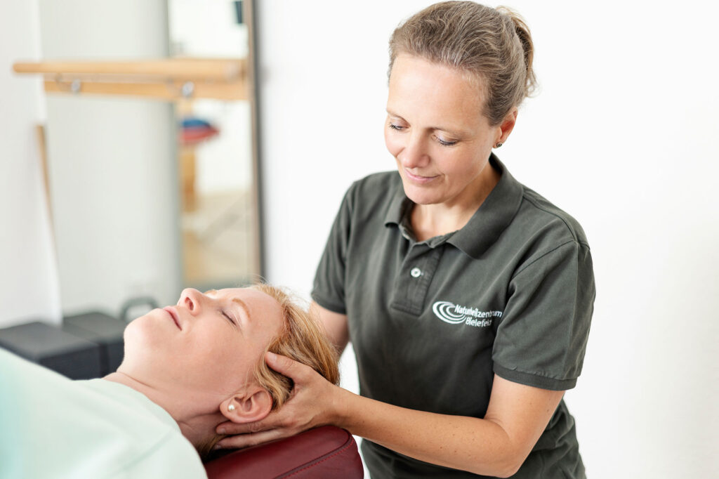 Cranio-Therapie von Monika Vinke am Kopf der Patientin