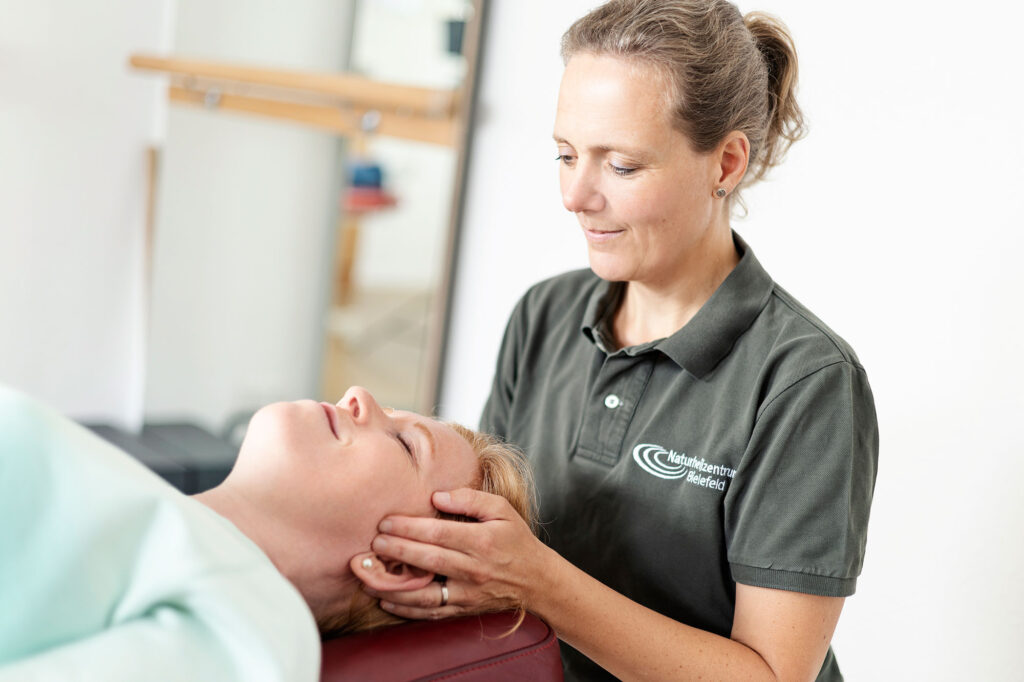 Manuelle Therapie von Monika Vinke am Kiefer bei einer Patientin im Naturheilzentrum Bielefeld