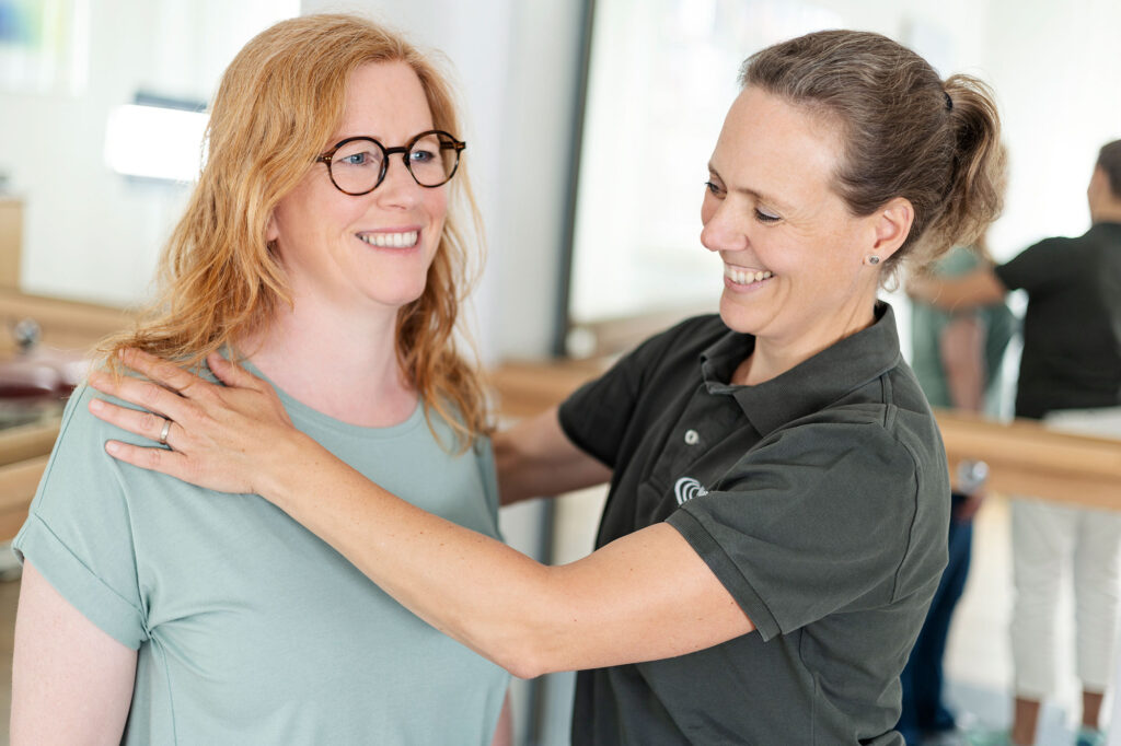 Glückliche Patientin bei der Physiotherapie Behandlung von Monika Vinke im Naturheilzentrum Bielefeld